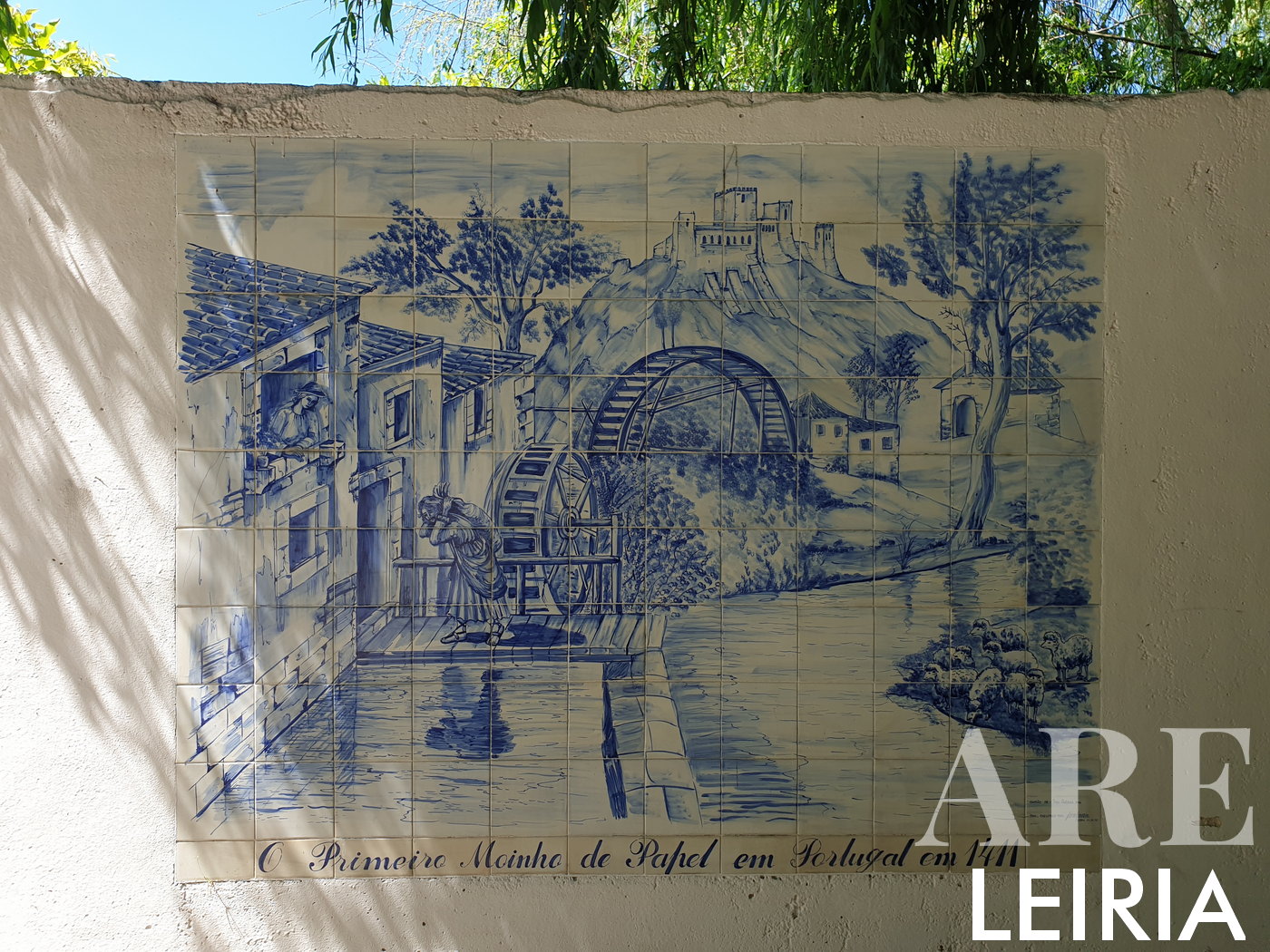 Molino de papel representado en un panel de azulejos pintados a mano