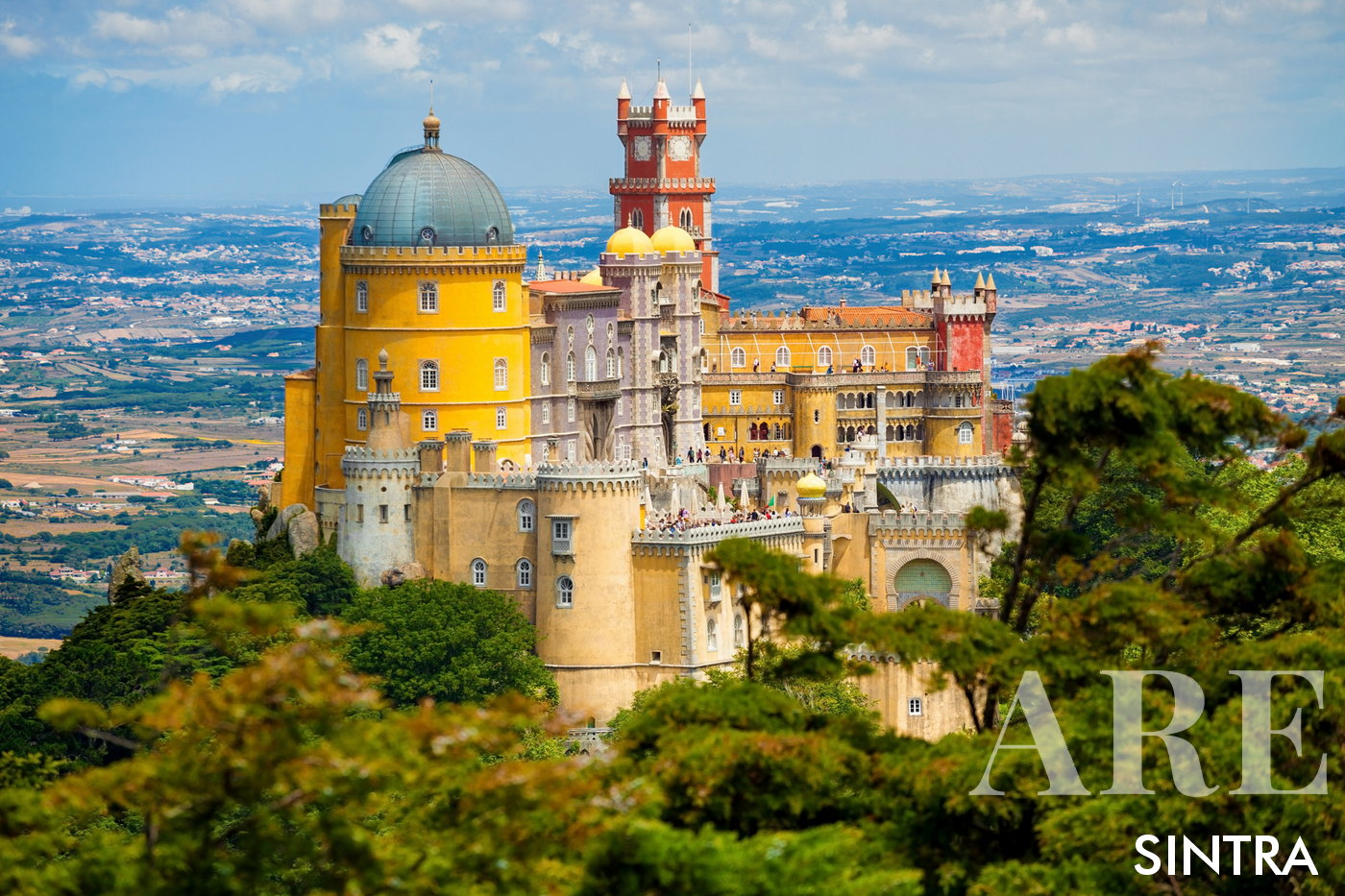 <em>Le Palais de Pena est l'un des monuments les plus emblématiques de Sintra et une attraction majeure pour les visiteurs.</em>Le Palais de Pena, perché au sommet d'une colline dans les montagnes de Sintra, est un château dynamique et romantique réputé pour ses éléments architecturaux saisissants, caractérisés par ses couleurs vives. couleurs rouge, jaune et bleu.