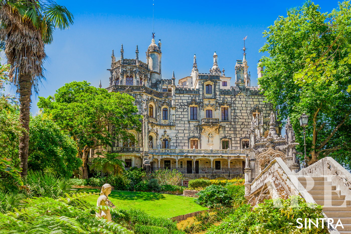 La Quinta da Regaleira à Sintra est un domaine du XIXe siècle mêlant les styles manuélin, gothique, Renaissance et roman, avec des jardins, des grottes et des structures riches en symbolisme alchimique et ésotérique, mis en valeur par son escalier en colimaçon représentant les neuf cercles de la Divine Comédie et sa myriade. thèmes philosophiques.