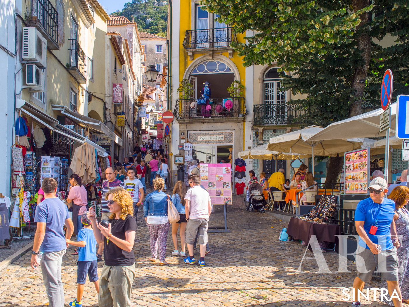 <em>Le centre-ville de Sintra comprend des allées pavées et des rues pittoresques bordées de tons pastel.</em>