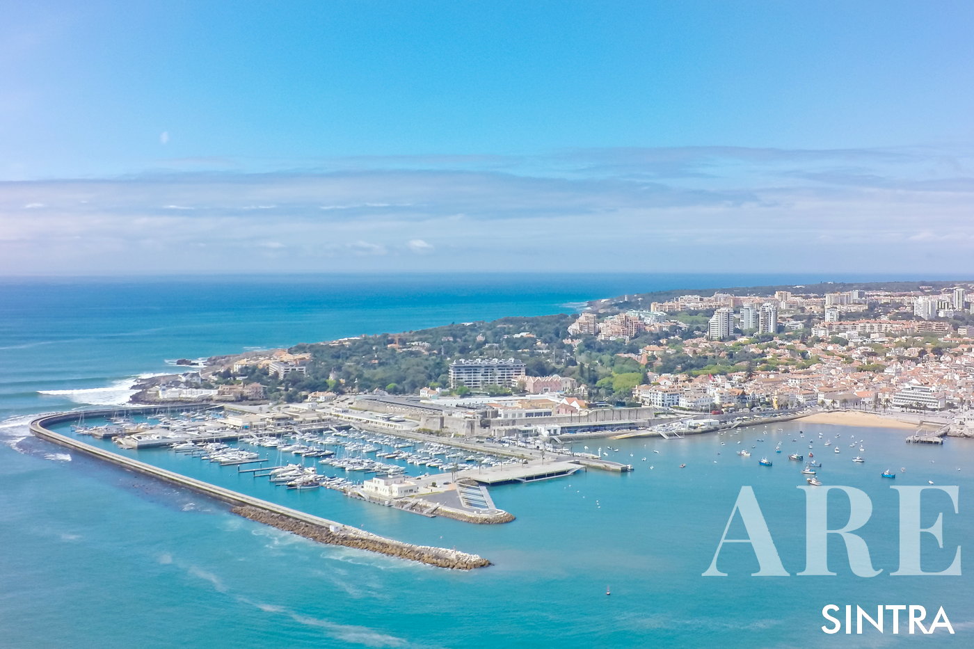 Vue aérienne de Cascais sur le littoral, au sud de Sintra au Portugal