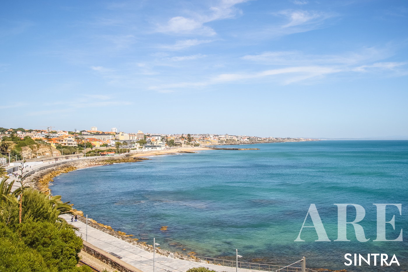 Le littoral d'Estoril est baigné par l'embouchure du Tage et offre une gamme de plages s'étendant de Lisbonne à Sintra. Cette route côtière, connue sous le nom d'Avenida Marginal, n'est pas sans rappeler la Côte d'Azur. Elle se découvre à pied, à vélo ou en voiture, offrant une ambiance bord de mer sur plusieurs kilomètres.