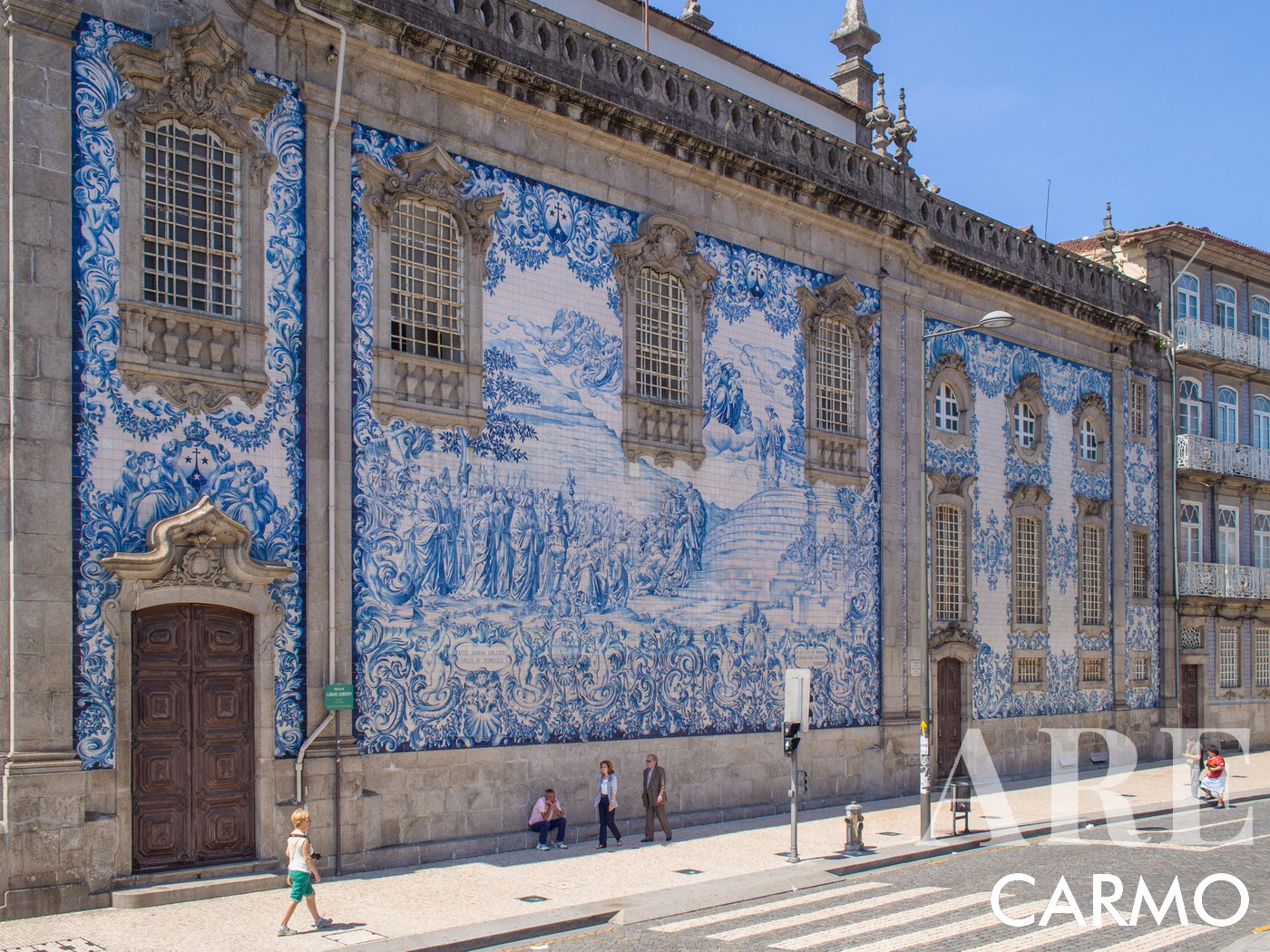 Façade latérale de l'église du Carmo à Porto