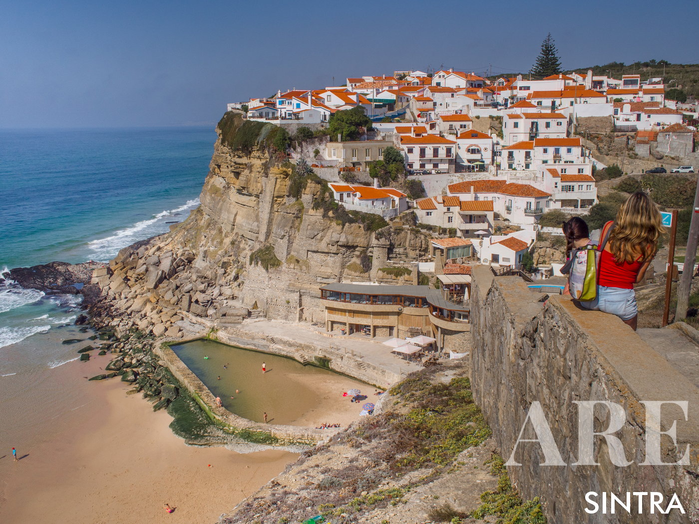 La plage d'Azenhas do Mar est située sous un village blanc pittoresque sur les falaises et dispose d'une piscine naturelle.