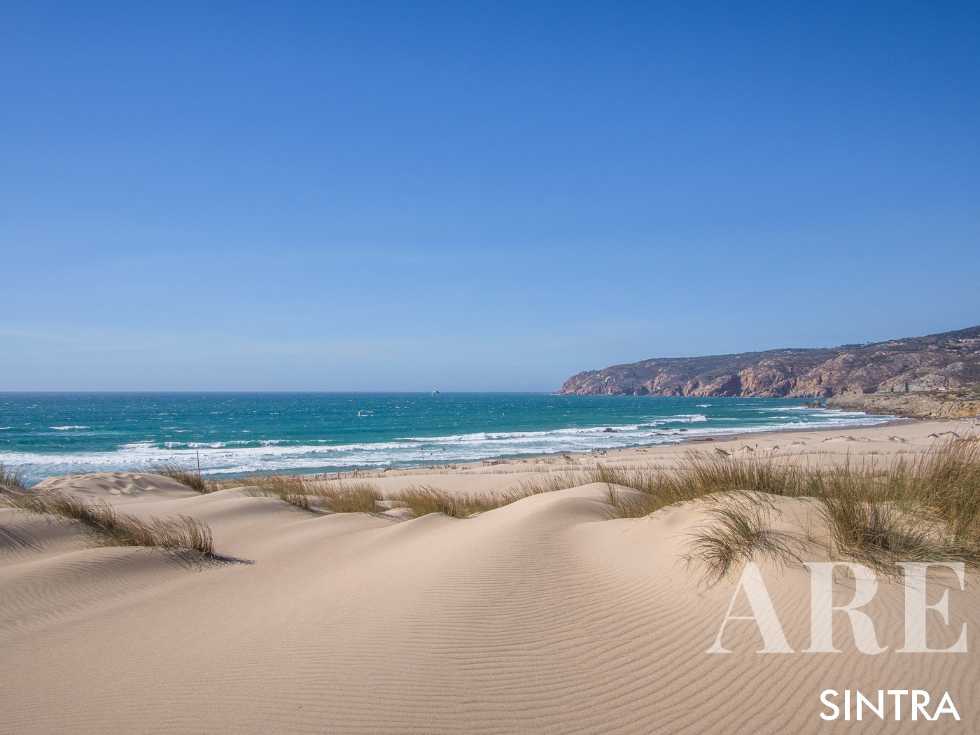 La plage de Guincho, en route vers Cascais, est réputée comme l'une des principales destinations de planche à voile et de kitesurf au Portugal.