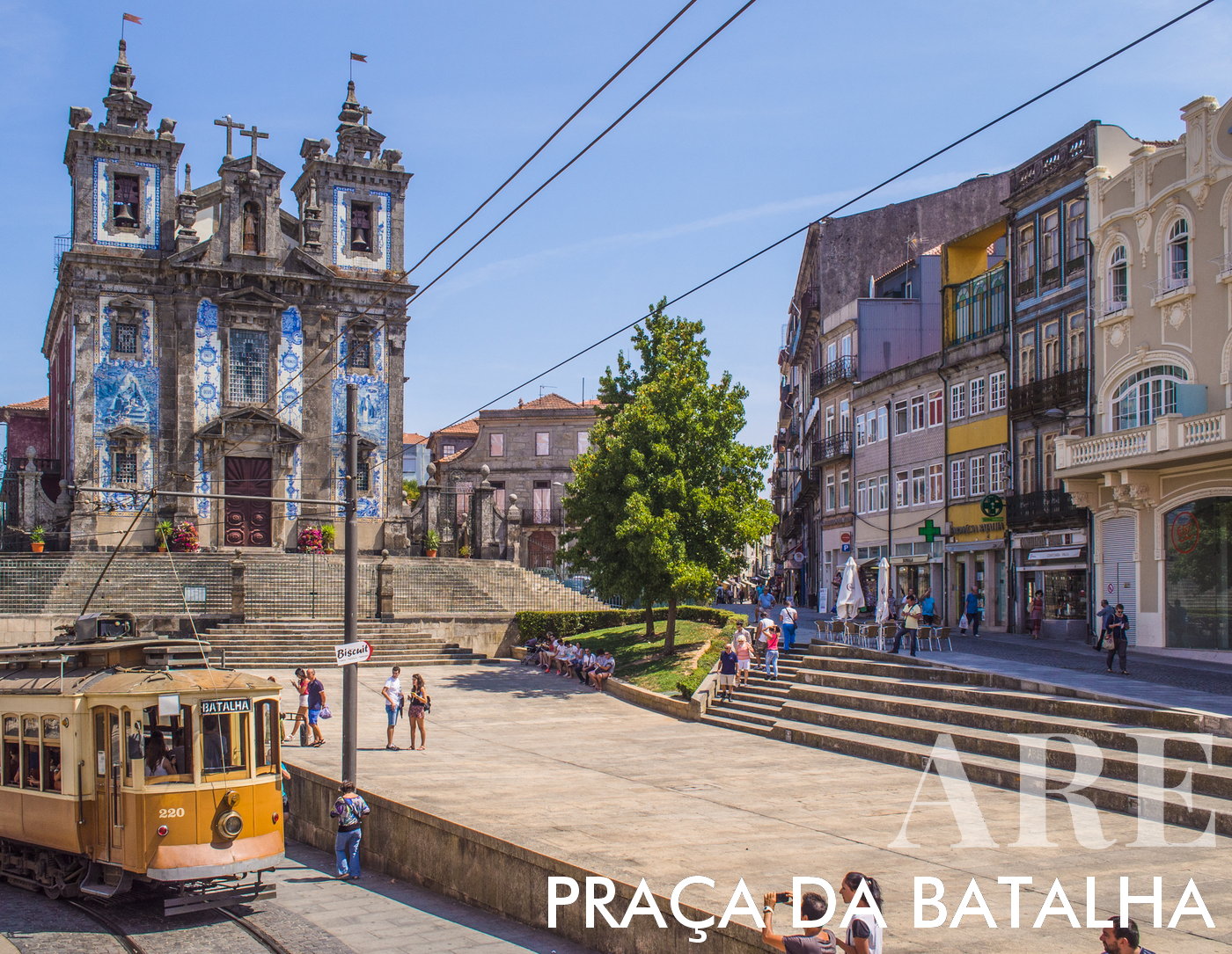 Place Batalha avec l'église de Santo Ildefonso