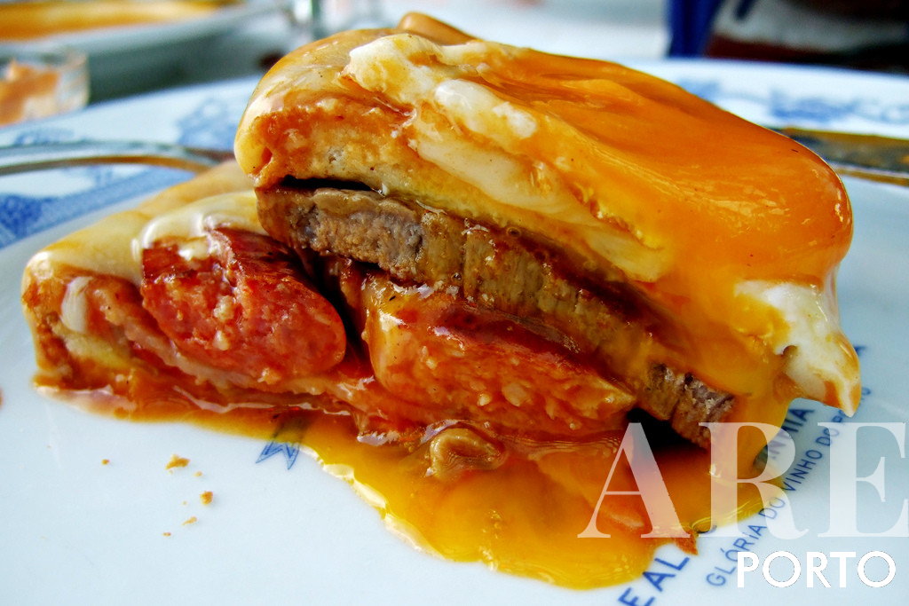La Francesinha est une spécialité de Porto