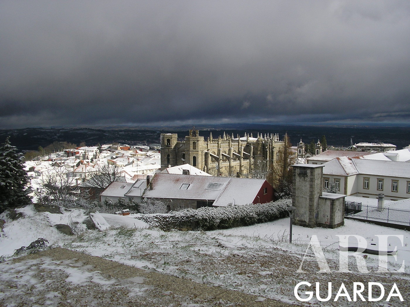Image de la ville de Guarda sous la neige photographiée en décembre par Alexa Pinto. Située à une altitude maximale de 1 056 m, Guarda est la ville la plus haute du Portugal.