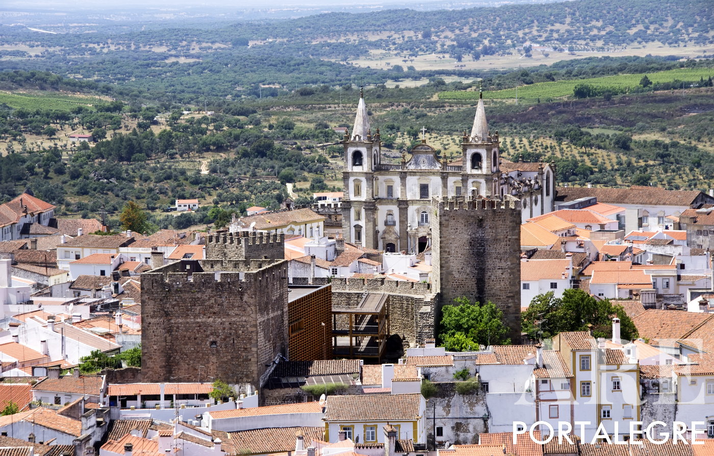 Vue aérienne de la ville de Portalegre au Portugal, avec le château et la cathédrale au centre-ville, entourés par la nature de l'Alto Alentejo