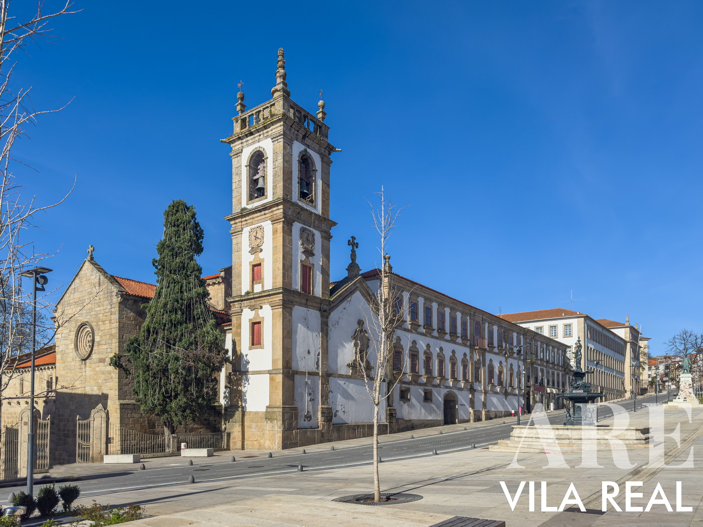 Vila Real est connue pour le parc naturel d'Alvão situé à proximité et la célèbre vallée du Douro, réputée pour ses vignobles en terrasses. Sur le plan architectural, Vila Real présente une variété de demeures baroques, le palais Mateus étant l'exemple le plus remarquable. Sur cette image, la cathédrale de Vila Real au centre-ville