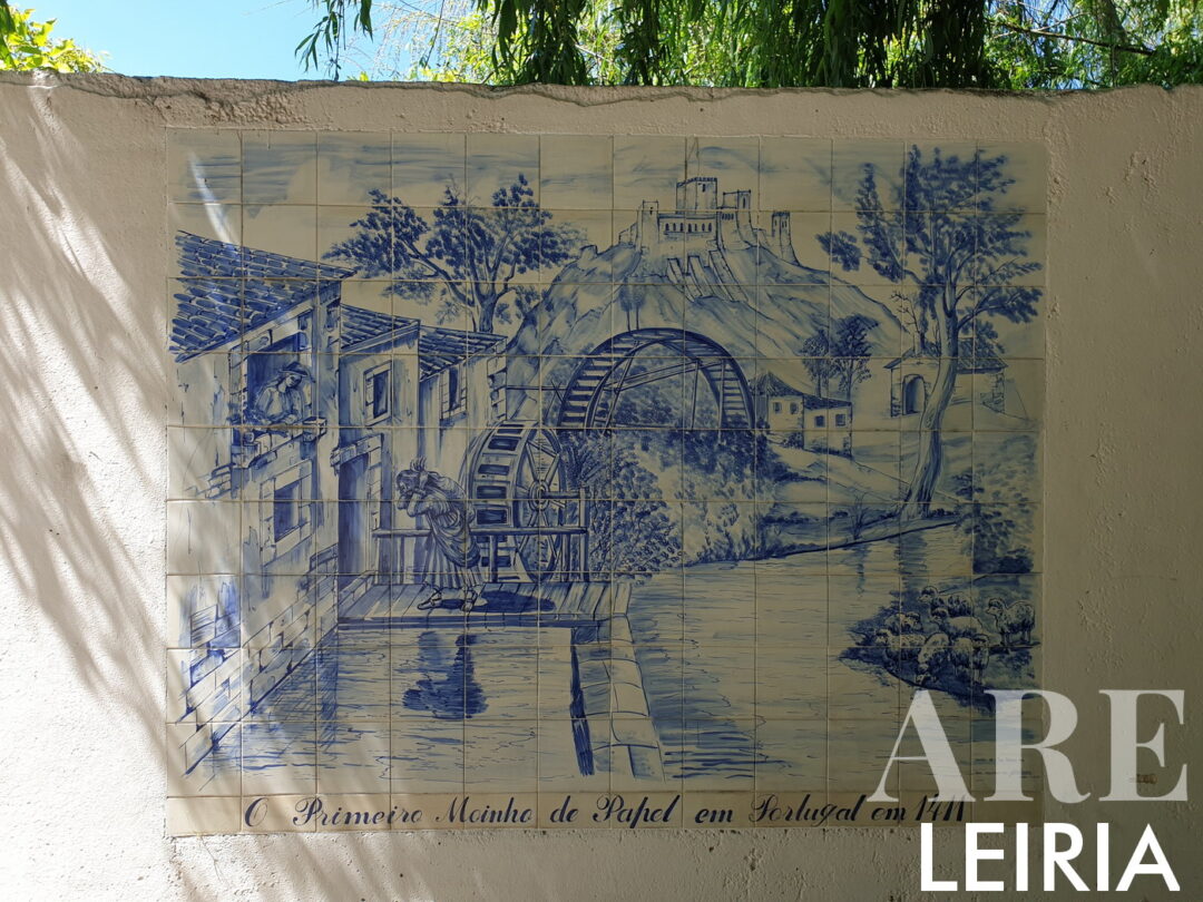 Leiria 8 Molino de papel representado en un panel de azulejos pintados a mano