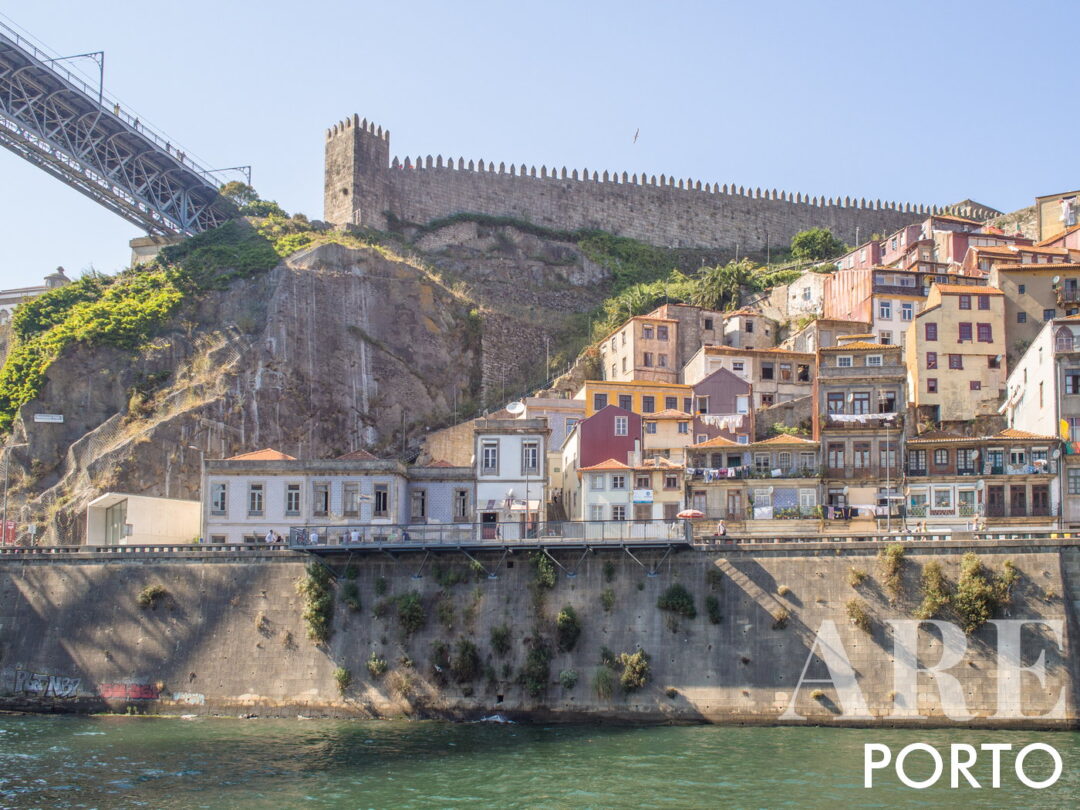 Porto 18 Funicular dos Guindais com Muralha Fernandina da Sé e Ponte Dom Luís I