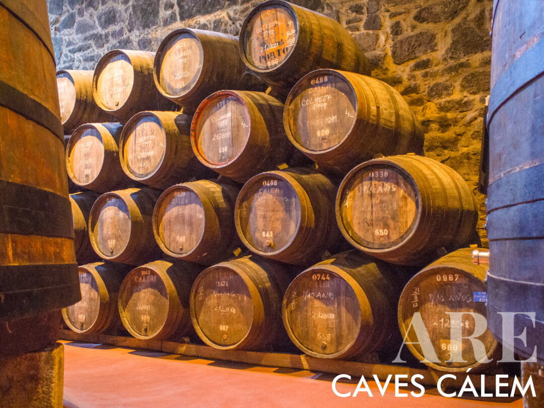 Porto 34 Barricas de vinho da colheita de 1998 armazenadas nas Caves CÁLEM em Vila Nova de Gaia