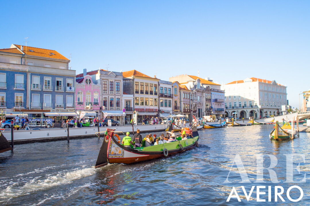 Aveiro 1 Aveiro es conocida como “La Venecia de Portugal”, con los edificios frente a los canales, puentes y barcos moliceiros...
