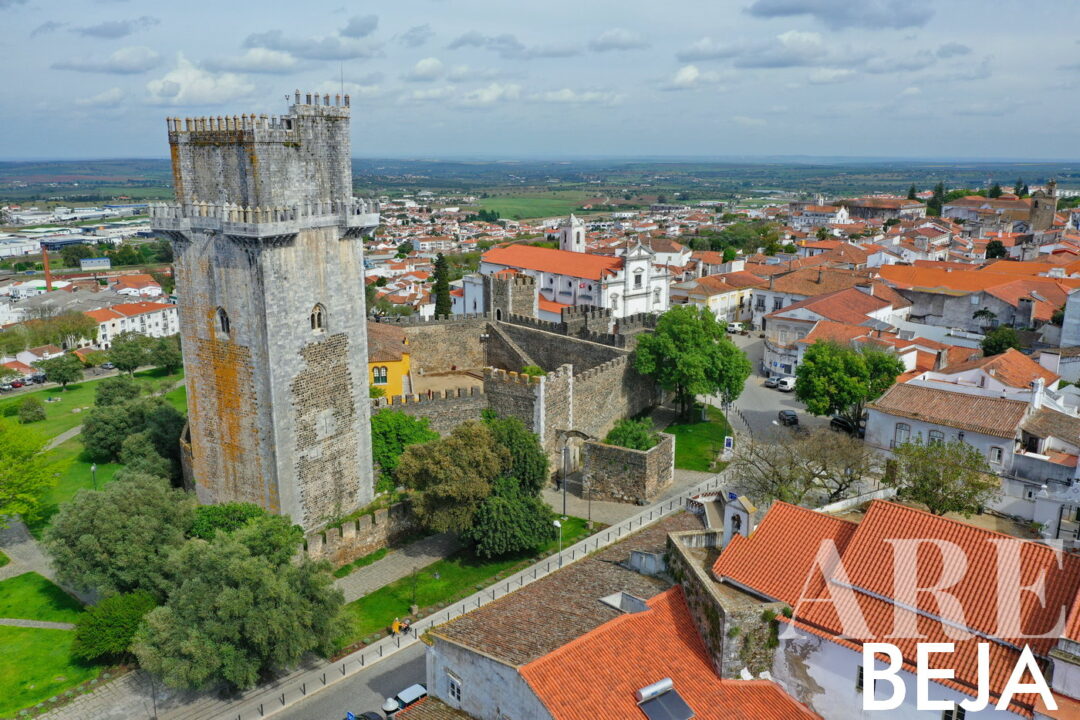 Beja 1 Vista aérea da Cidade de Beja, com as muralhas do Castelo de Beja, a Porta de Évora, a Sé Catedral, e a vista dos arredores