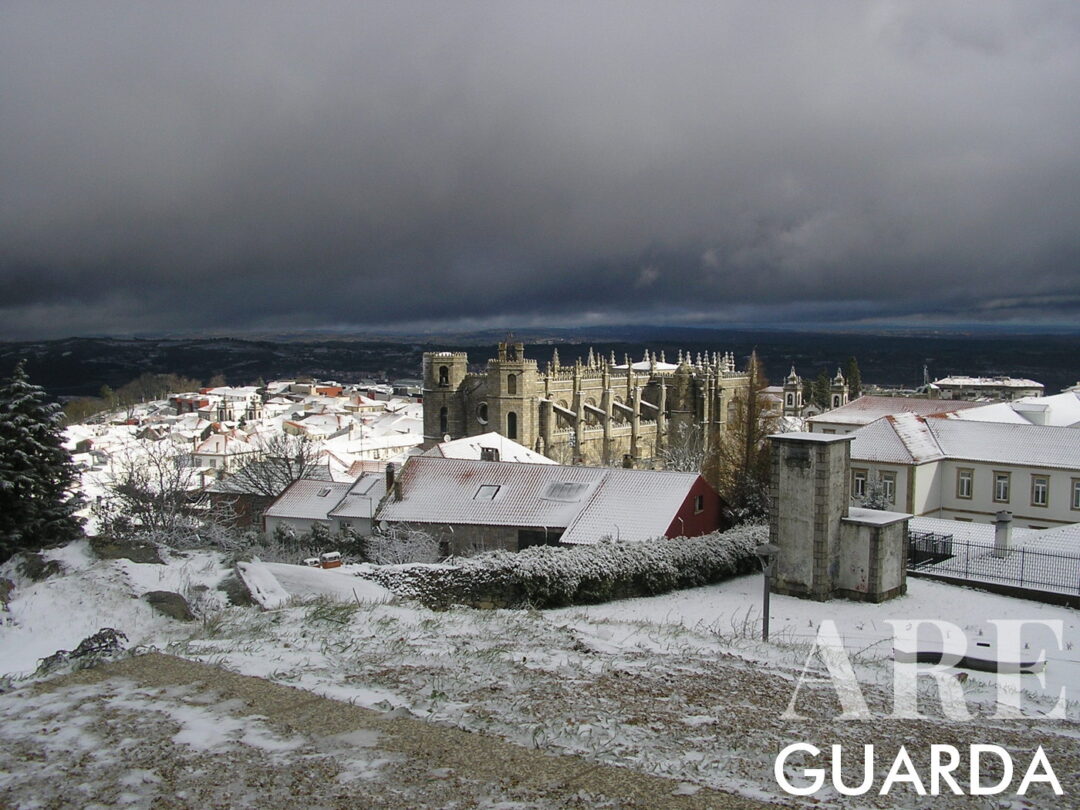 Guarda 1 Imagen de la ciudad de Guarda bajo la nieve fotografiada en diciembre por Alexa Pinto. Situada a una altitud máxima de 1.056 m, Guarda es la ciudad más alta de Portugal.