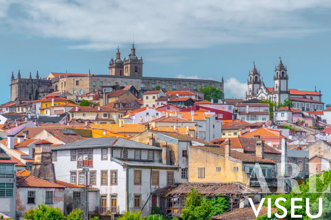 Viseu 1 Image de la ville de Viseu en haut, où se trouvent les principales attractions du centre-ville, la cathédrale de Viseu, l'église de la Misericordia, le musée Grão Vasco, le quartier juif de Viseu et la place Sé.