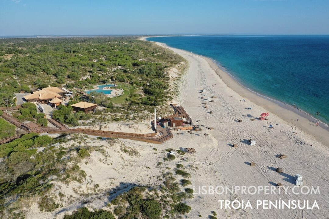 View of Troia Atlântica Beach, with the Sol Troia Beach Club, the white sand beach, and nature.