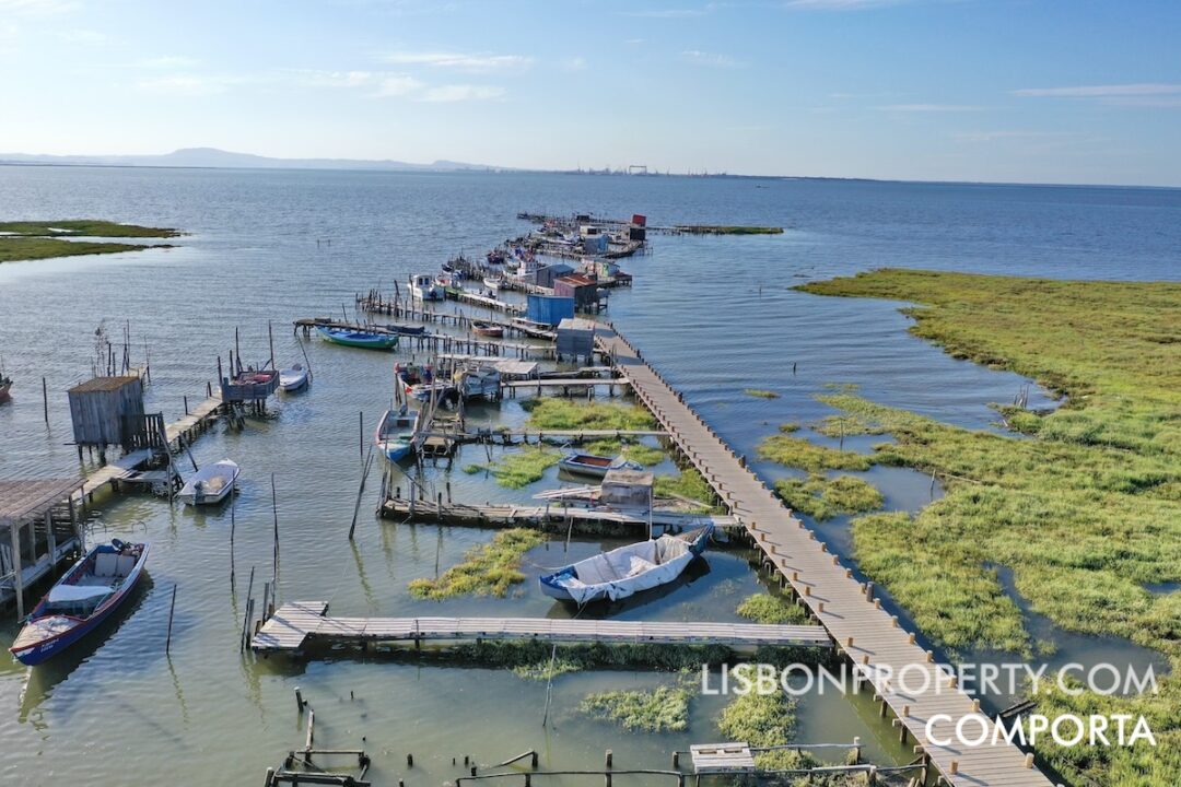 Porto Palafita da Carrasqueira, a restored wooden pier built on stilts. Local fishermen use the pier, and it is a popular spot for sunset photography. We can reach the pier by walking through natural surroundings.