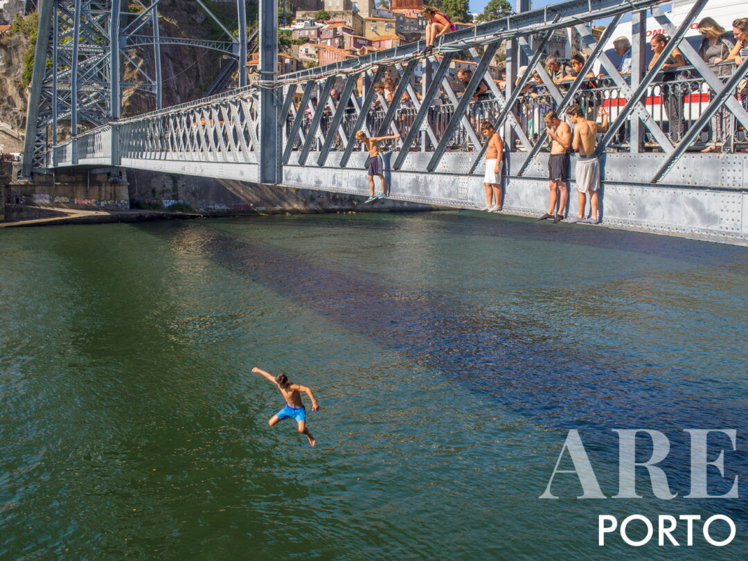 Teenagers jumping from Dom Luís I Bridge to the river