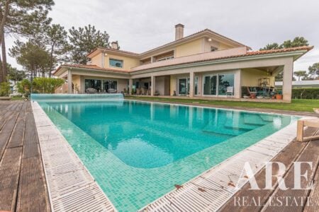 Villa for sale in Aroeira, Almada