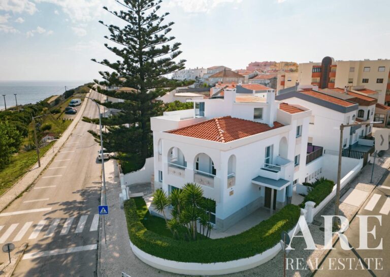 Villa for sale in Peniche