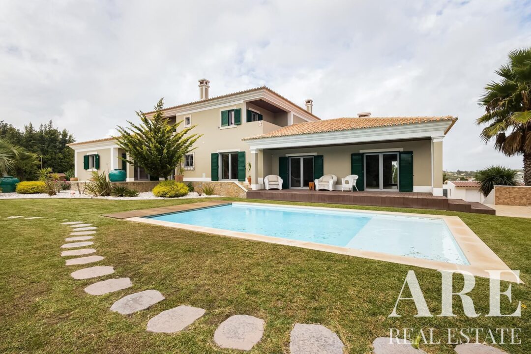 Villa for sale in Sesimbra