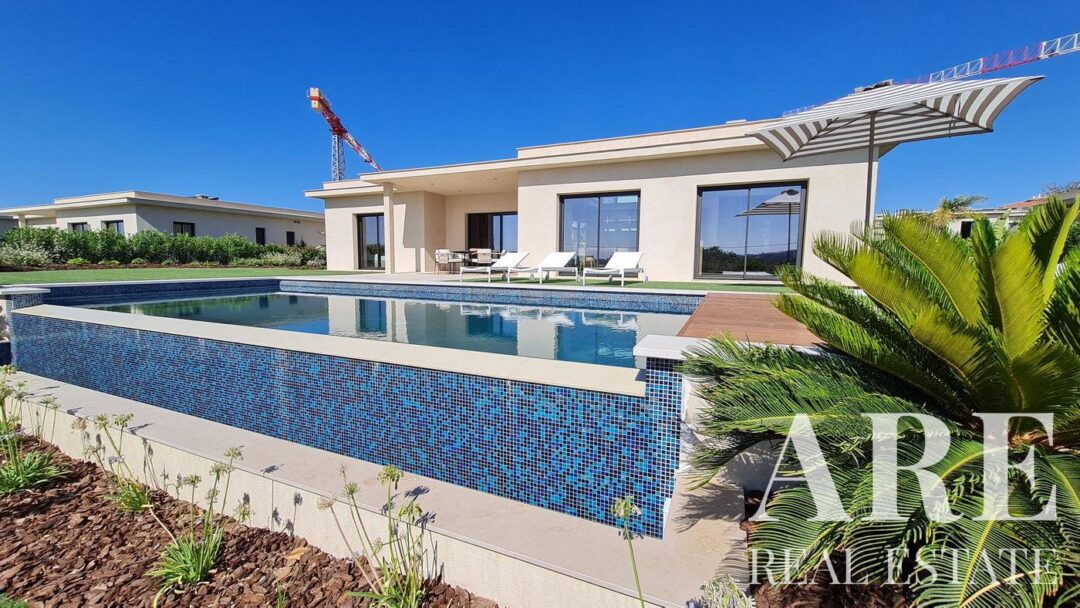 Villa for sale in Quinta de Faro, Faro, Algarve