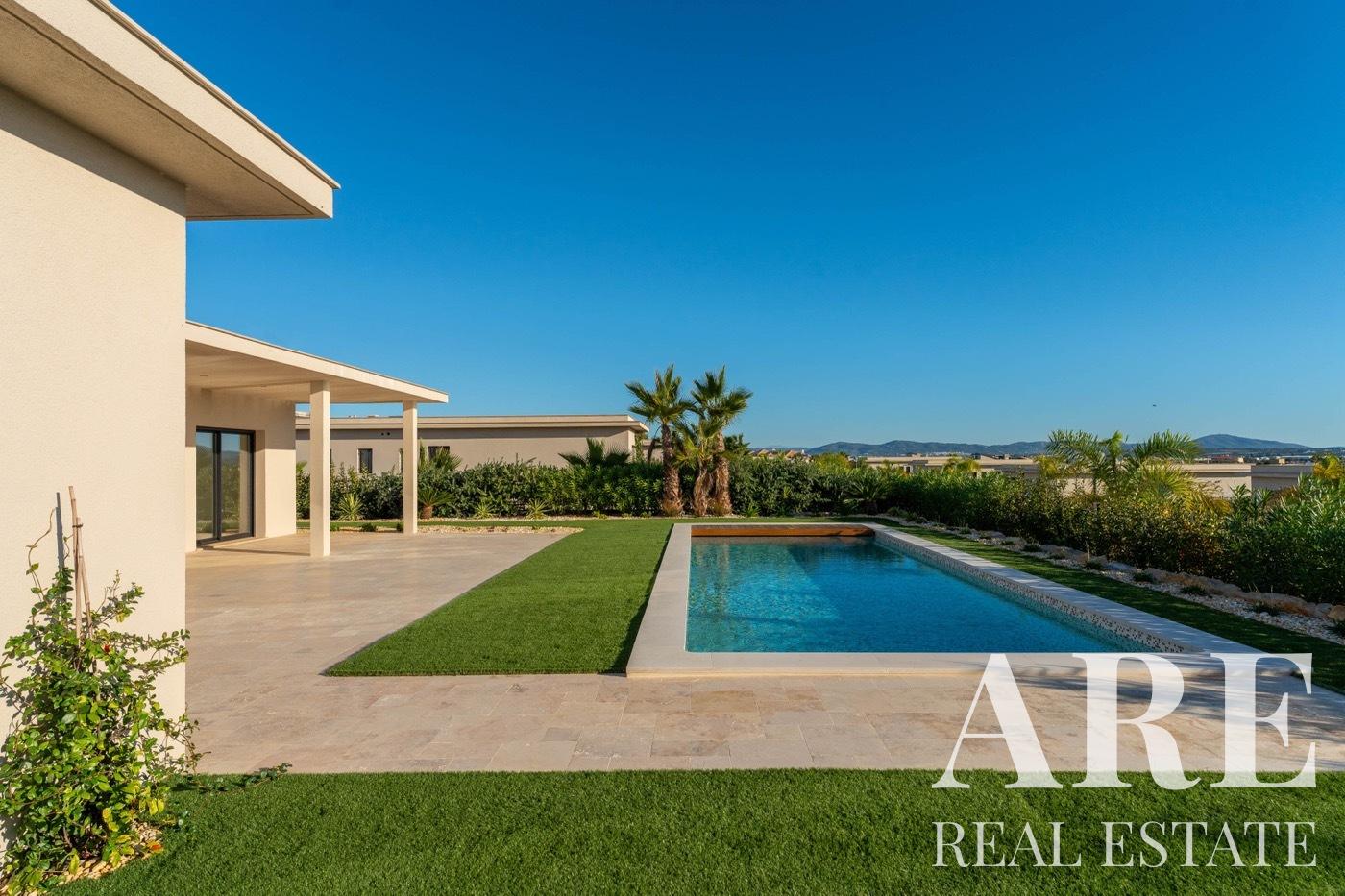 Villa for sale in Quinta de Faro, Faro, Algarve