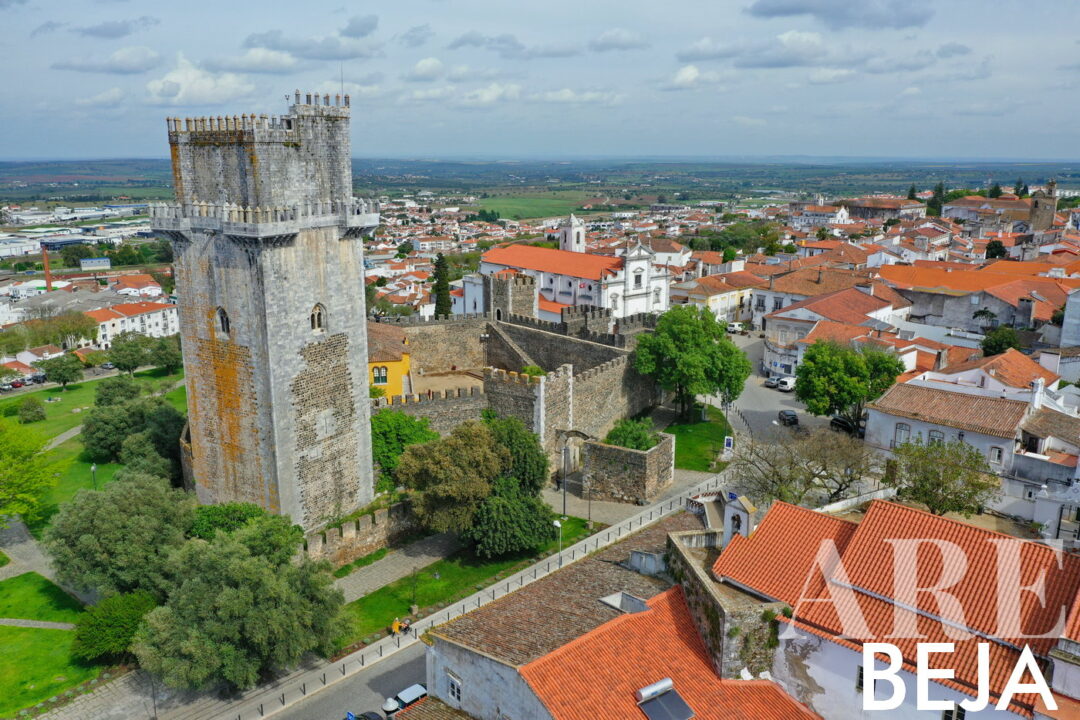 Vue aérienne de la ville de Beja, avec les murs du château de Beja, la Porta de Évora, la cathédrale et la vue sur les environs