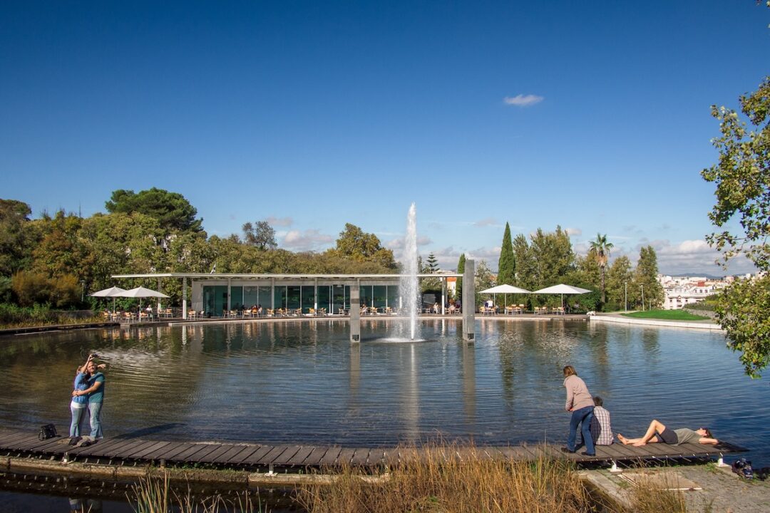 Esplanade of Linha de Água, located between the garden of El Corte Inglés and Parque Eduardo VII.