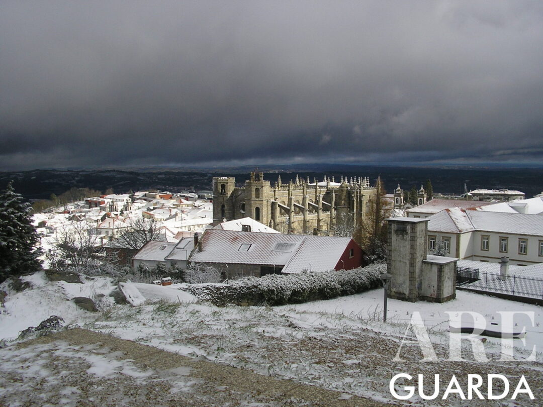 Image of the city of Guarda under snow photographed in December by Alexa Pinto. Located at a maximum altitude of 1,056 m, Guarda is the highest city in Portugal.
