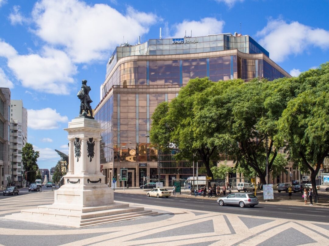 The Saldanha roundabout with its surrounding office buildings. Avenida Fontes Pereira de Melo extends toward the Marquis of Pombal and the city center.