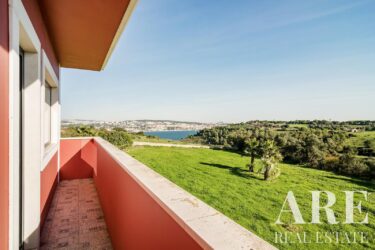 Villa 5-bedroom for sale in Trafaria, Almada, Setubal