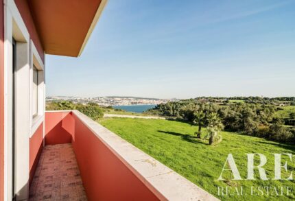 Villa 5-bedroom for sale in Trafaria, Almada, Setubal