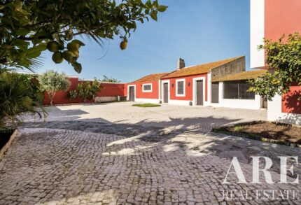 Villa 5-bedroom for sale in Trafaria, Almada, Setubal