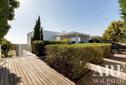 Villa 3-bedroom for sale in Castelo, Sesimbra, Setubal