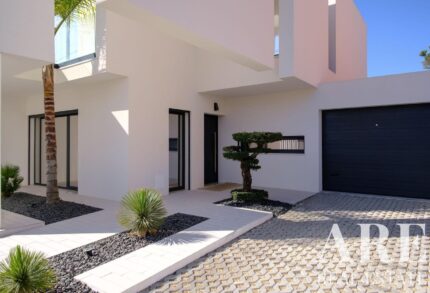 Villa 4-bedroom for sale in Aroeira, Almada, Setubal