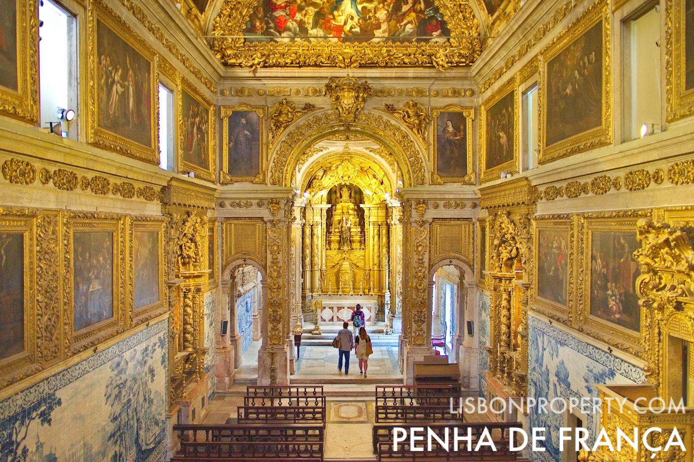 One special part of the Museu Nacional do Azulejo is its church. It feels very luxurious and impressive. The walls are decorated with historic framed paintings, a painted ceiling, and beautiful tiles—details you don