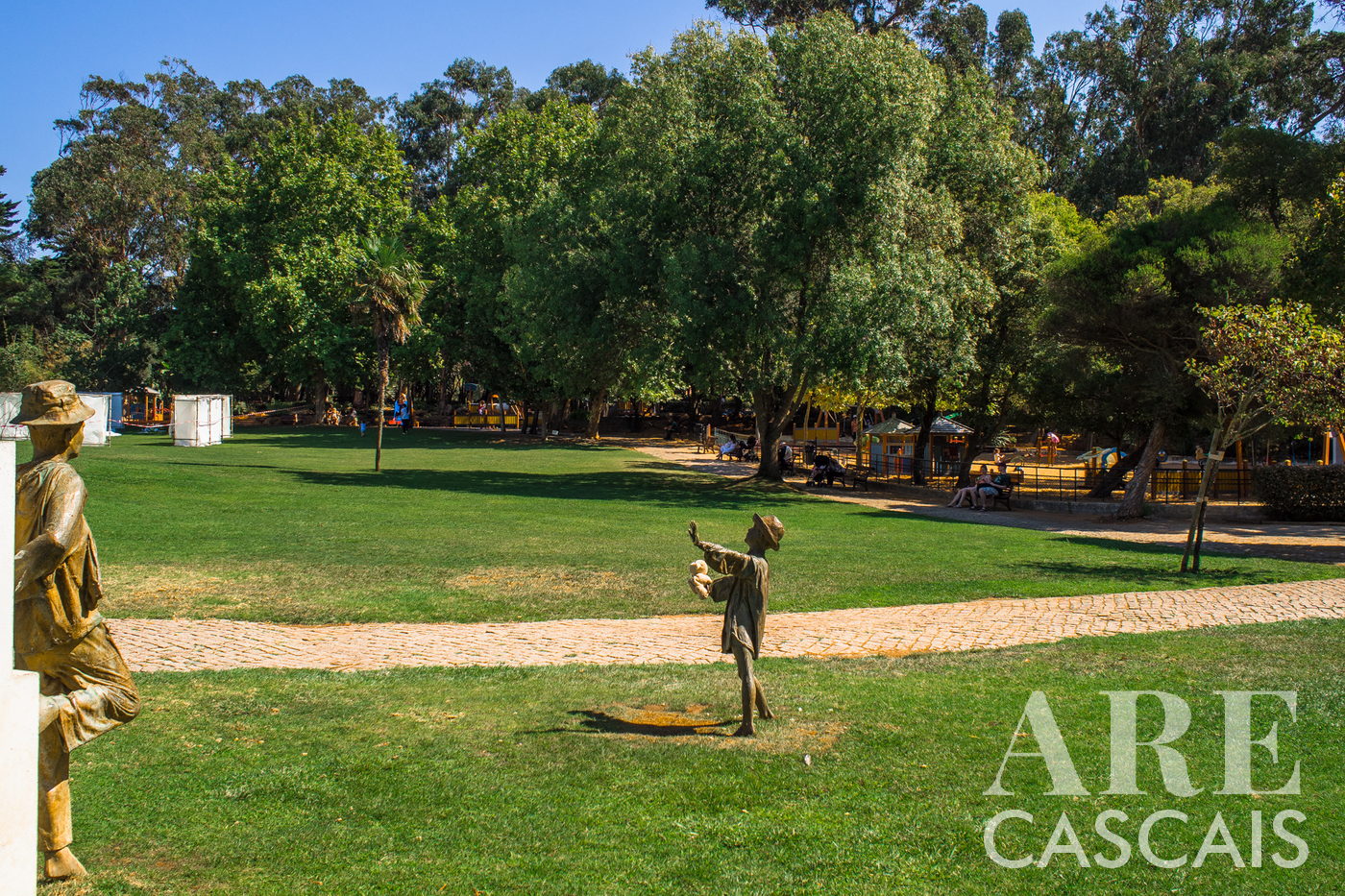 Escultura “Família num momento de lazer” no parque Marechal Carmona em Cascais