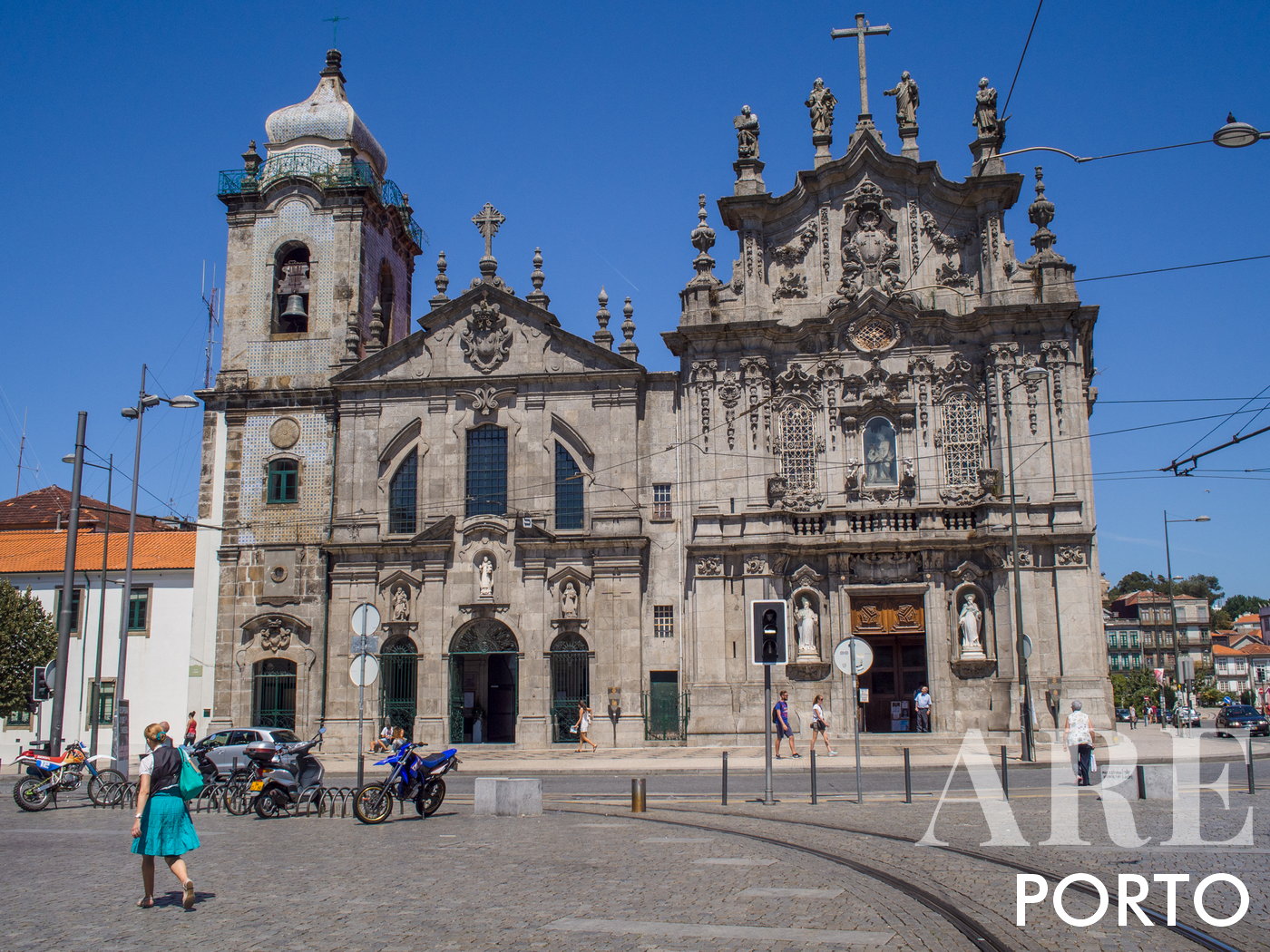 Igreja do Carmo on the right