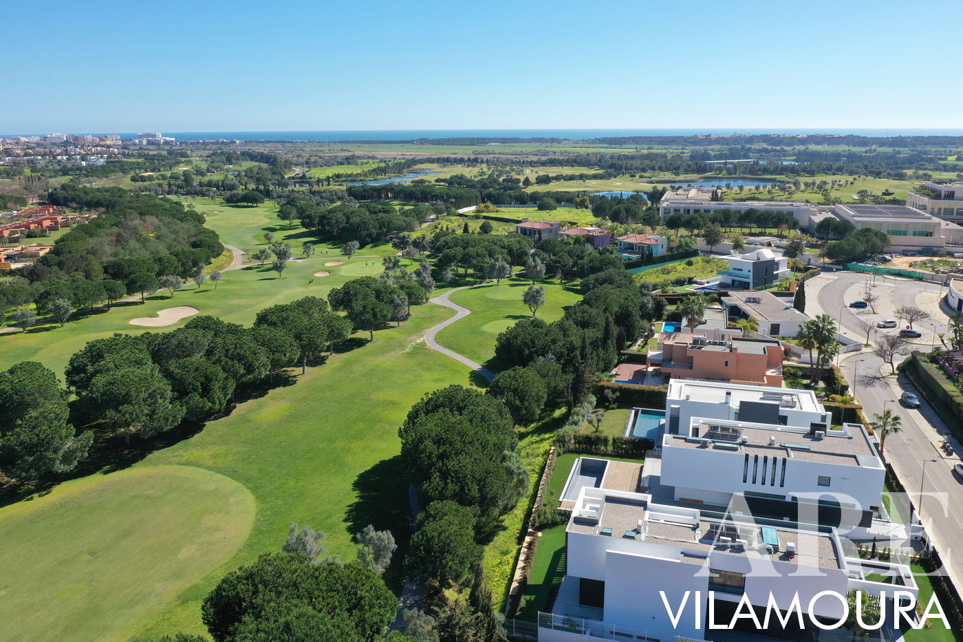 <em>Millennium & Laguna residential area</em><br>The Millennium/Laguna district of Vilamoura is a recently developed area featuring modern villas and standalone apartments. These properties are typically used as secondary homes for holidaymakers and weekend retreats. <br><br>Though located approximately 3 kilometers from the bustling center of Vilamoura, the marina, beaches, and most services, the area boasts excellent connectivity thanks to Vilamoura