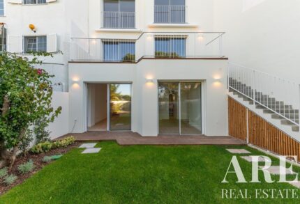 Villa 4-bedroom for sale in Monte Estoril, Cascais, Lisbon
