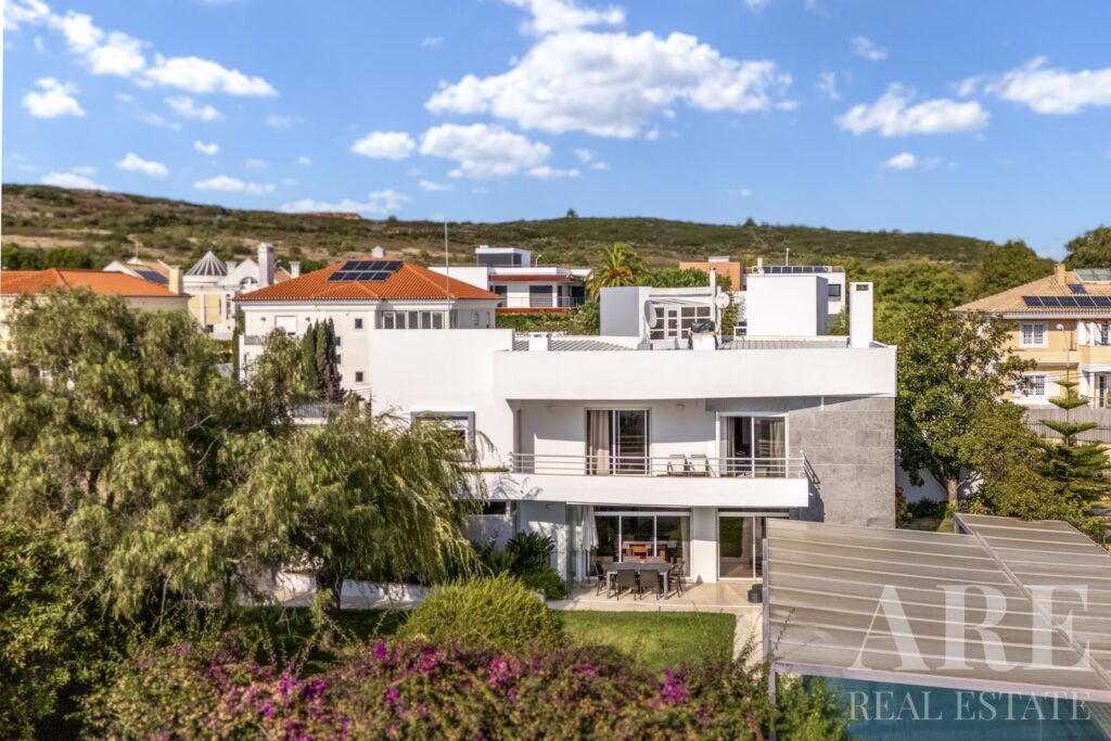 Villa 6-bedroom for sale in Carnaxide, Oeiras, Lisbon