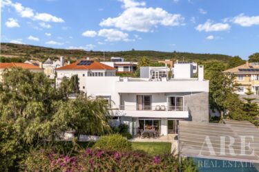 Villa 6-bedroom for sale in Carnaxide, Oeiras, Lisbon