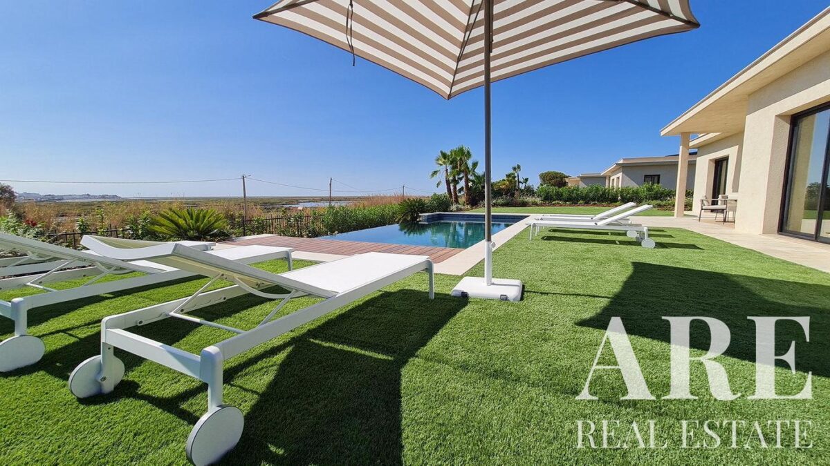Villa 5-bedroom for sale in Quinta de Faro, Faro, Algarve &bull; ARE230004