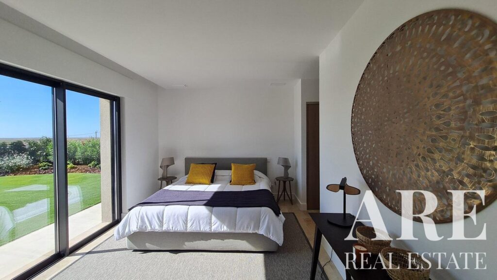 Villa 4-bedroom for sale in Quinta de Faro, Faro, Algarve