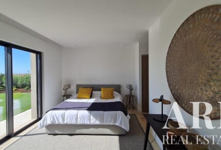 Villa 4-bedroom for sale in Quinta de Faro, Faro, Algarve