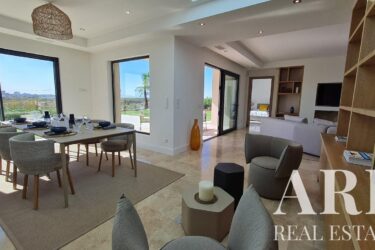 Villa 4-bedroom for sale in Quinta de Faro, Faro, Algarve