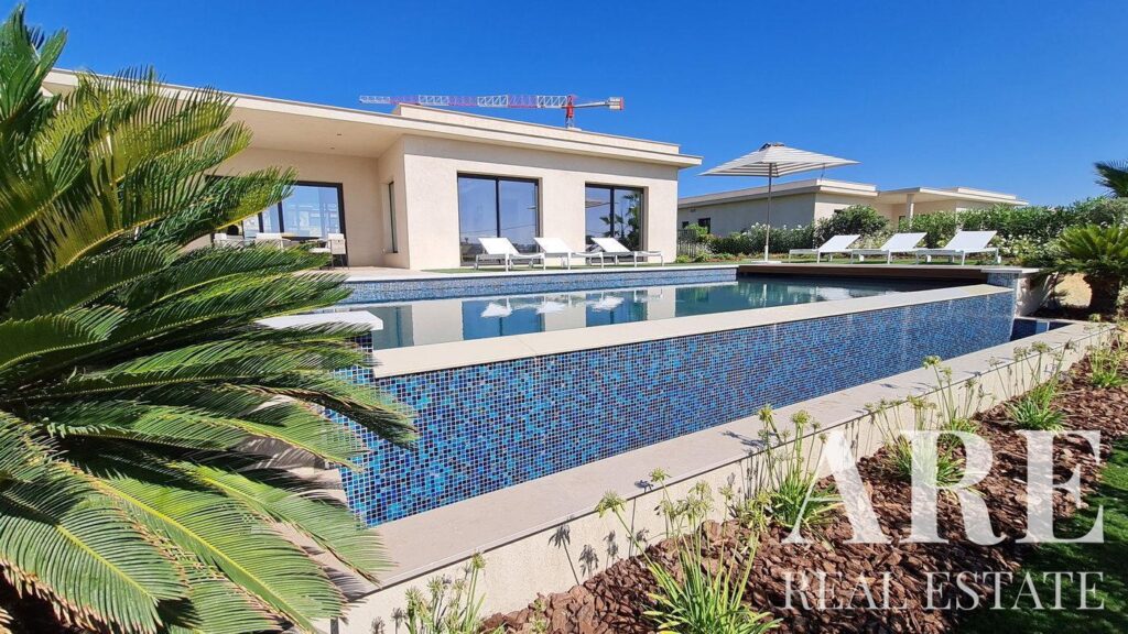 Villa 4-bedroom for sale in Quinta de Faro, Faro, Algarve